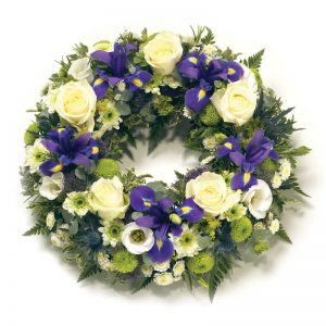 Begravningskrans med rosor, iris, krysantemum. Finns att beställa online hos Euroflorist.