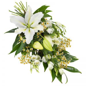 Sorgbukett med lilja, prärieklocka i vitt tillsammans med gröna blad. Den ingår i Euroflorists utbud av begravningsblommor.