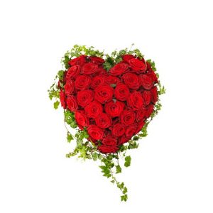 Begravningsdekoration i form av ett hjärta. Härtat är fyllt med röda, vackra rosor och inramas av grön murgröna. Begravningshjärtat finns att beställa hos Interflora.