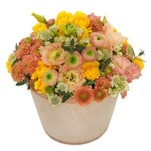 Blomsterdekoration i rund kruka, med blommor i gult, rost och lime. Ursnygg! Skicka blommorna med ett bud från Euroflorist!