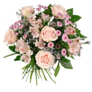 Bukett med rosa rosor och rosa snittblommor tillsammans med grönt. En söt bukett från Florister i Sverige.