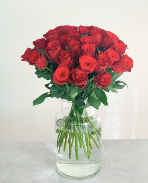 30 röda rosor i ett fång. Beställ hos Made4y.se