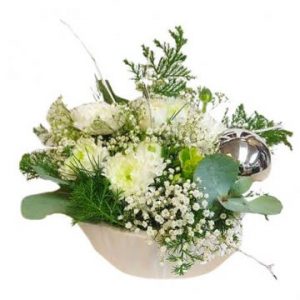 Vacker blomsterdekoration i rund skål. Vita blommor, grönt och julkulor. Perfekt att skicka till nyår! Beställd ditt blomsterbud hos Florister i Sverige.