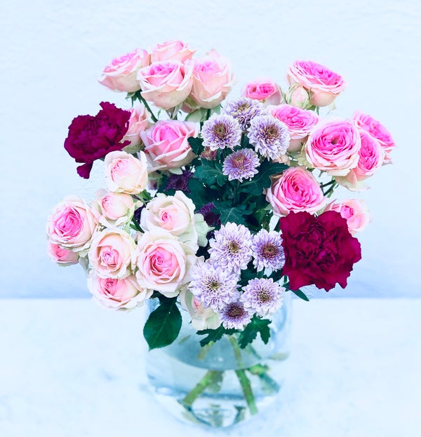 Bukett med kvistrosor, nejlika och krysantemum. Rosa och lila färgtoner. Blommorna finns att beställa hos Made4y.se.