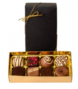 Presentask med åtta stycken belgiska chokladpraliner. Finns hos Florister i Sverige.