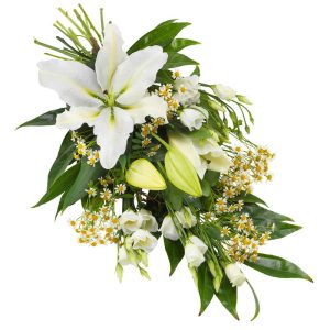 Vit, sober sorgdekoration (liggande) med vita blommor som liljor, eustoma och prästkragar. Gröna blad. Välj mellan tre storlekar i Euroflorists webbutik.