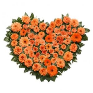 Begravningshjärta, helt fyllt med blandade orange snittblommor. Gröna blad som en ram runt om. Välj mellan olika storlekar i Florister i Sveriges e-butik.